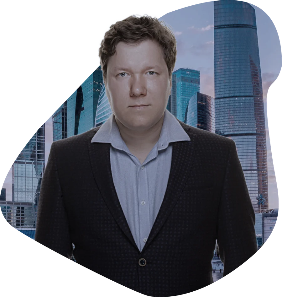 Даниил Чекулаев на фоне делового центра Москва-Сити